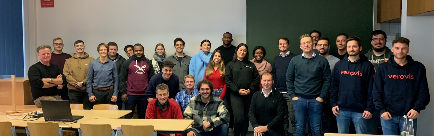 Data Science and Big Data in practice: Students with Prof. Dr. Klaus Freyburger (from left) and company representatives at final presentations on the practical project (Photo: HWG LU).