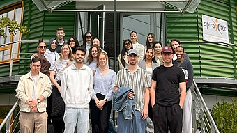 Gruppenfoto vor dem Gebäude