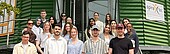 Gruppenfoto vor dem Gebäude