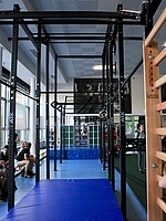 Foto des D2 Fitnesstudio, gezeigt wird der Innenbereich mit Fokus auf ein Sportgerät.