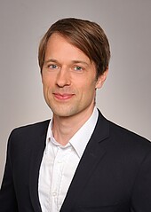 Porträtbild junger Mann mit braunen Haaren