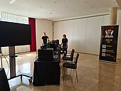 Zwei Studentinnen neben Monitoren und für HWG-E-Sport-Roll-ups