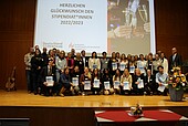 Group picture of the ceremonial Deutschlandstipendien handover in the auditorium of HWG LU (Photo: Andrea Döring)