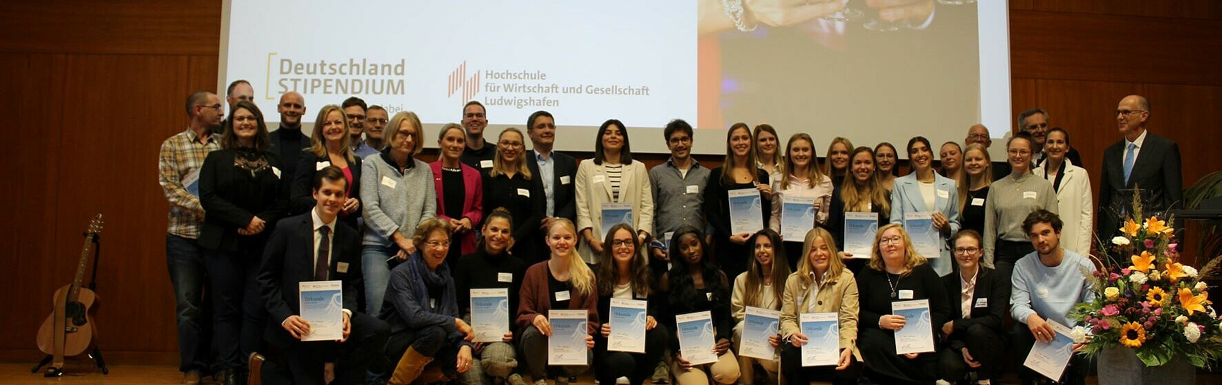 Group picture of the ceremonial Deutschlandstipendien handover in the auditorium of HWG LU (Photo: Andrea Döring)