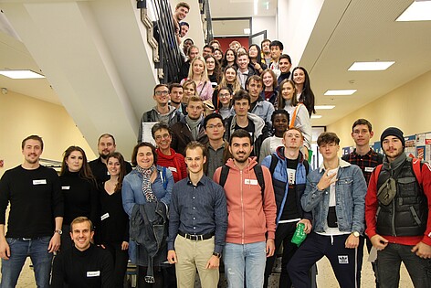 Schülerinnen und Schüler der BBS 2 sowie Incomings und Outgoings der HWG LU trafen beim Europatag zusammen.