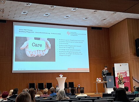 Dr. Andrea Kuhn bei der Eröffnung der Fachtagung 