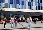 Gäste vor dem Neubau (Geb. C)