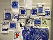 Blau bedruckte Bilder mit unterschiedlichen Motiven