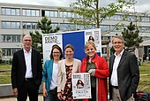 Die fünfköpfige Hochschulleitung bei der Fotoaktion auf dem Campus