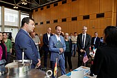 Minister Hoch mit Präsident Prof. Dr. Gunther Piller, Präsidentin Prof. Dr. Antje Krause sowie Präsident Prof. Dr. Hans-Joachim Schmidt im Hintergrund (Bild: Weincampus Neustadt)