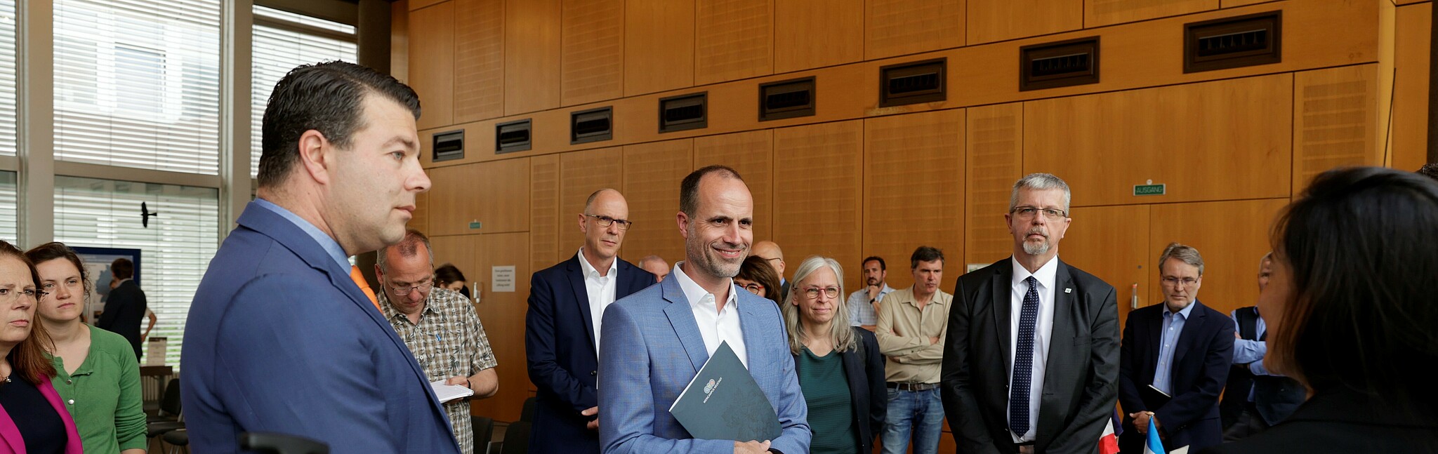 Minister Hoch mit Präsident Prof. Dr. Gunther Piller, Präsidentin Prof. Dr. Antje Krause sowie Präsident Prof. Dr. Hans-Joachim Schmidt im Hintergrund (Bild: Weincampus Neustadt)