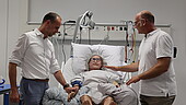 Clemens Hoch also used his visit to the HWG LU to view the state-of-the-art facilities of the Skills and Simulation Center, which were inaugurated in March - here with Prof. Dr. Joachim von der Heide, head of the Bachelor's degree course in Nursing, using a mannequin on which students can practice nursing situations such as taking a pulse under real conditions and in a protected space.