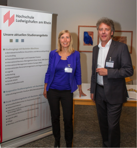 Prof. Dr. Raab und Kathrin Paul am Stand der Hochschule für Wirtschaft und Gesellschaft Ludwigshafen, Studiengang: „International Business Administration and Information Technology (IBAIT)“ (B. Sc.)