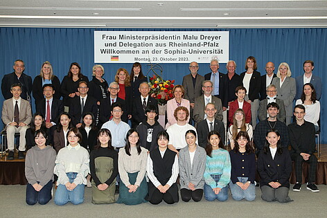 Ministerpräsidentin Malu Dreyer mit ihrer Delegation an der Sophia Universität