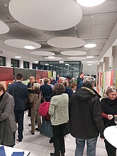 251118_Irische Pfälzer_Austellungseröffnung Besucherinnen und Besucher vor der Plakatausstellung