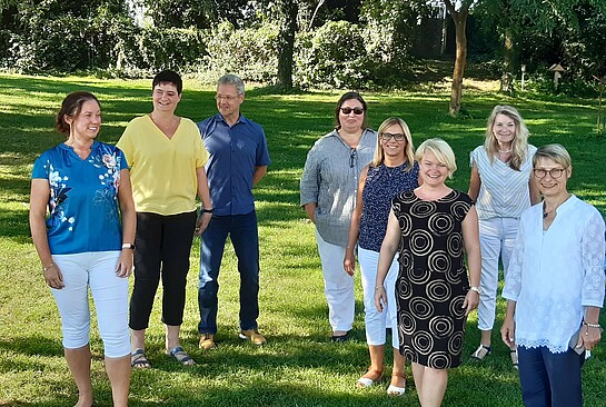 Team unter Baum