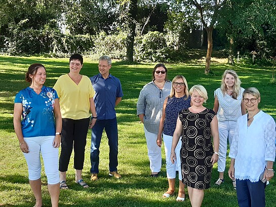 Team unter Baum