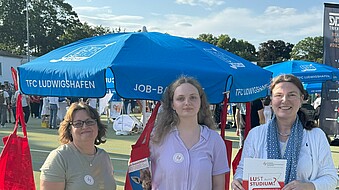 Drei Frauen vor Hochschulstand auf dem Job-Barbecue-Platz