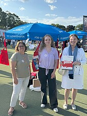 Drei Frauen vor Hochschulstand auf dem Job-Barbecue-Platz