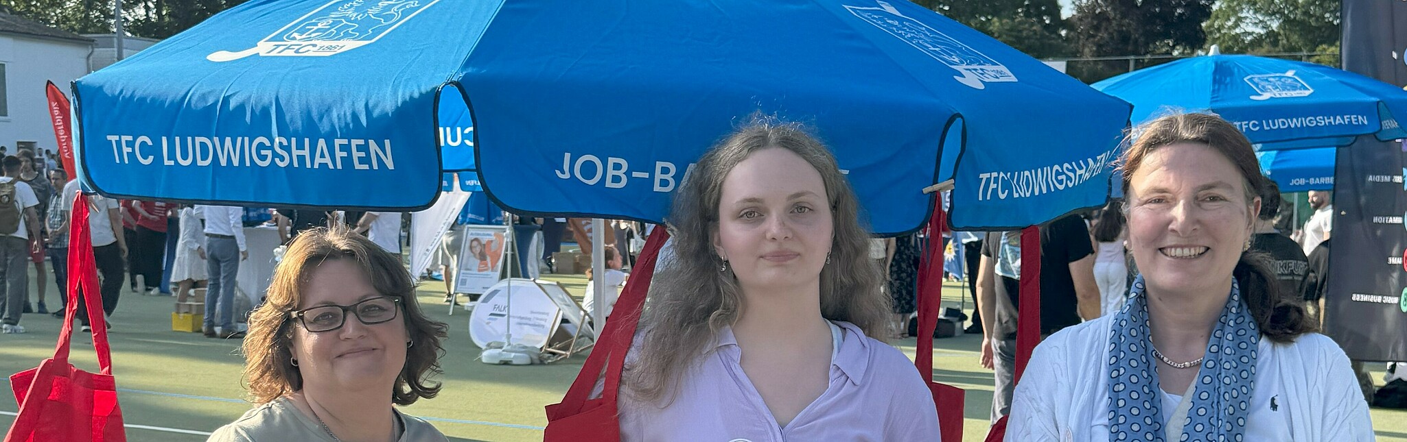 Drei Frauen vor Hochschulstand auf dem Job-Barbecue-Platz