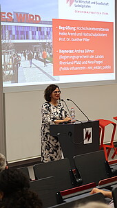 251111_ESWIRD_Demokratie_Arend Chairwoman of the University Council Heike Arend welcoming the guests (Image: HWG LU/Zwicker)