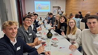 Studierende bei der Alumni-Weinprobe
