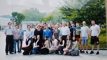 Gruppenfoto in Shanghai, VR China, vor dem Eingang der Tongji-Universität, School of Management and Economics