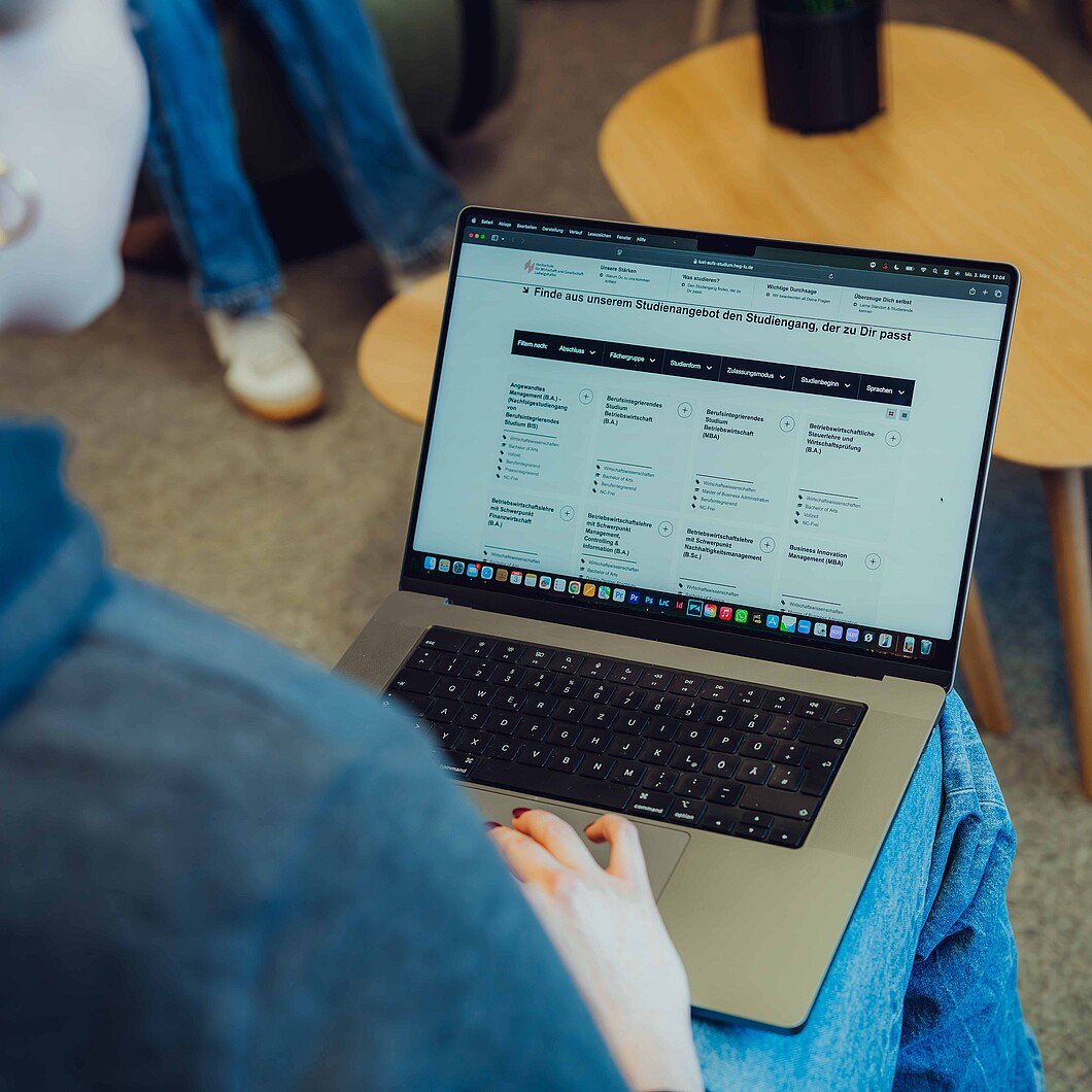 Studierende vor Laptop 