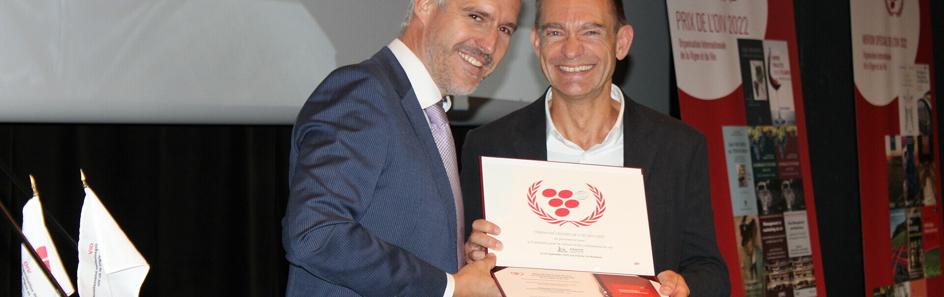 Award ceremony: Marc Dreßler with Richard Pfister, Scientific Secretary of the OIV (Image: OIV)