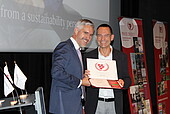 Award ceremony: Marc Dreßler with Richard Pfister, Scientific Secretary of the OIV (Image: OIV)