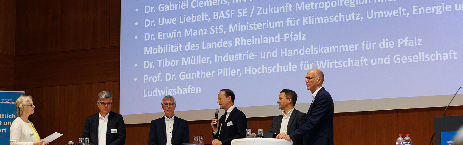 Podiumsdiskussion mit 5 Herren und Moderatorin