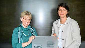 Petra Schorat-Waly und Andrea Frank bei der Zertifikatsübergabe