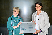 Petra Schorat-Waly und Andrea Frank bei der Zertifikatsübergabe
