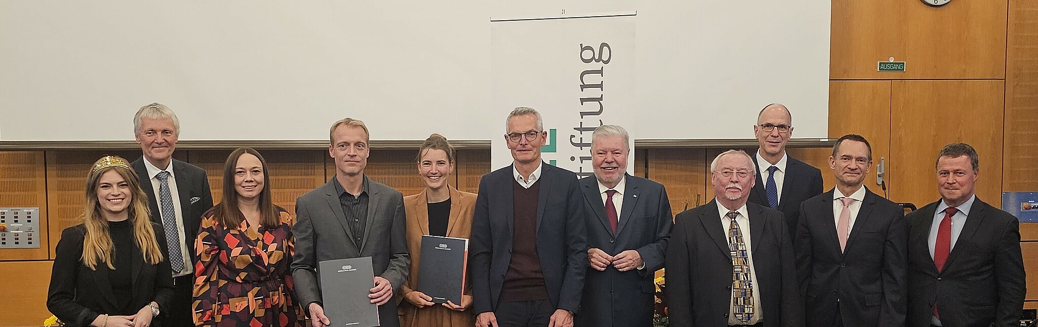 Group photo (from left to right): 85th Palatinate Wine Queen Charlotte Weihl, Prof. Dr. Ulrich Fischer, Prof. Dr. Laura Ehm, Martin Ladach, Pauline Baumberger-Brand, Frederikus Holtus (Haniel Foundation), Kurt Beck, former State Secretary Dr. Siegfried Englert, Prof. Dr. Gunther Piller, Prof. Dr. Marc Dreßler, Dr. Rupert Antes (Haniel Foundation)