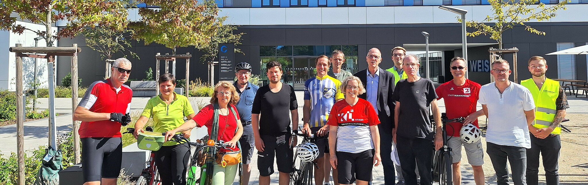 Department heads' cycle tour from Kaiserslautern to Heidelberg with a stopover at the HWG LU