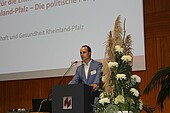 Clemens Hoch, Minister für Wissenschaft und Gesundheit RLP, sprach zum Thema "Upscaling the BioNTech Experience". (Bild: HWG LU)