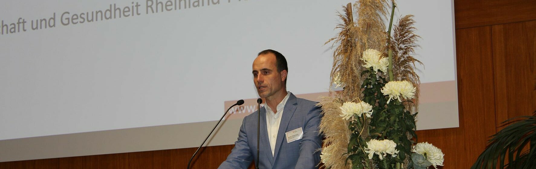 Clemens Hoch, Minister of Science and Health RLP, spoke on the topic of "Upscaling the BioNTech Experience." (Image: HWG LU)