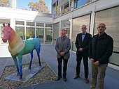 Prof. Dr. Armin Grau, MdB, Hochschulpräsident Prof. Dr. Gunther Piller sowie Studiengangleiter des Bachelorstudiengangs Pflege, Prof. Dr. Joachim von der Heide, im Innenhof der HWG LU.