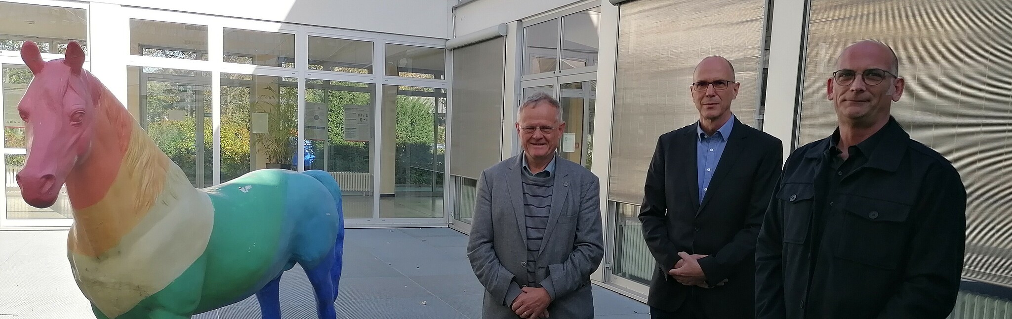 Prof. Dr. Armin Grau, MdB, Hochschulpräsident Prof. Dr. Gunther Piller sowie Studiengangleiter des Bachelorstudiengangs Pflege, Prof. Dr. Joachim von der Heide, im Innenhof der HWG LU.