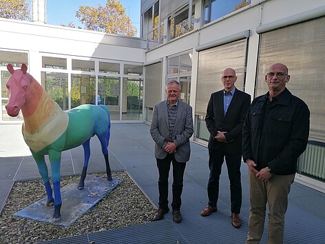 Prof. Dr. Armin Grau, MdB, Hochschulpräsident Prof. Dr. Gunther Piller sowie Studiengangleiter des Bachelorstudiengangs Pflege, Prof. Dr. Joachim von der Heide, im Innenhof der HWG LU.