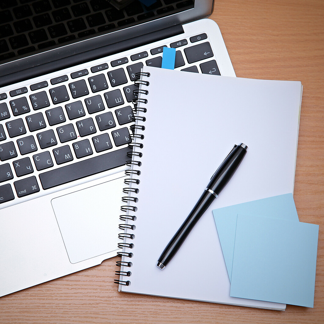 Laptop mit Schreibutensilien