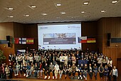 Group photo of all participants at the opening event of the EuroInnA Symposium (Image: HWG LU)