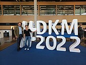 Prof. Dr. Gösta Jamin, Studiengangleiter des Masterstudiengangs Finance & Accounting, und Prof. Dr. Stefanie Hehn, Studiengangleiterin des Bachelorstudiengangs Betriebswirtschaftslehre mit Schwerpunkt Finanzwirtschaft, vor dem Logo der DKM 2022 (