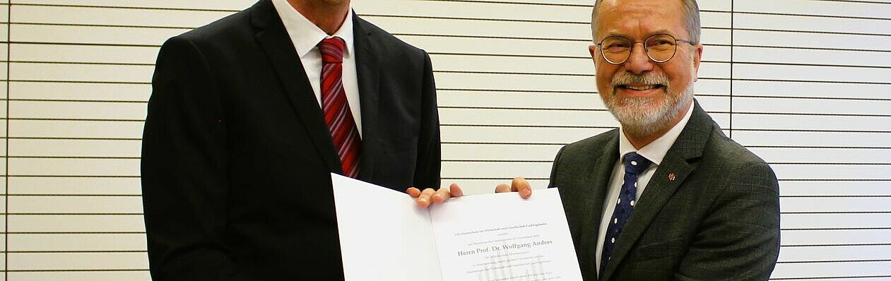University President Prof. Dr. Gunther Piller (left) presents the certificate to Honorary Senator Prof. Dr. Wolfgang Anders. (Image: HWG LU)