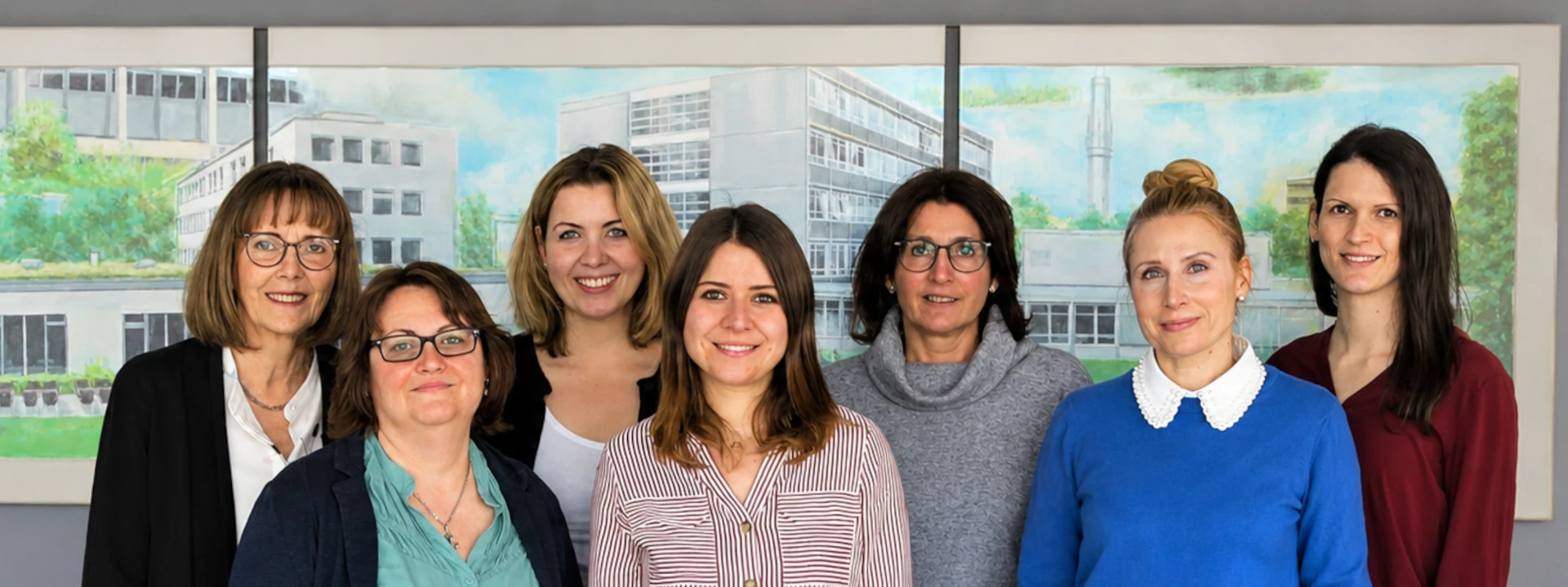 Team des Personalmanagement steht für einem Gemälde der Hochschule.