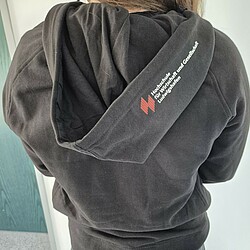 Sweatjacke Rückseite mit Logo auf Kapuze