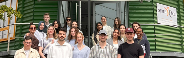 Gruppenbild vor dem SpiraTec-Gebäude