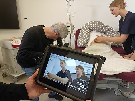 Hebammen-Studentin Lia-Sophie Sydow mit dem ZDF-Filmteam Mitte April im Skills Lab der HWG LU (Bild: HWG LU)