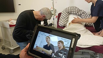 Hebammen-Studentin Lia-Sophie Sydow mit dem ZDF-Filmteam Mitte April im Skills Lab der HWG LU (Bild: HWG LU)