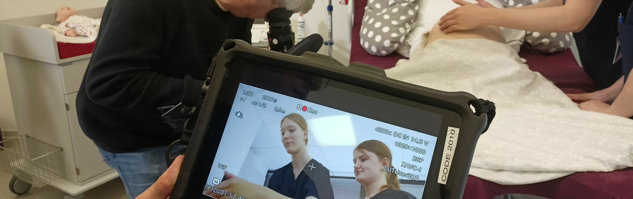 Midwifery student Lia-Sophie Sydow with the ZDF film team in mid-April at HWG LU's Skills Lab (Photo: HWG LU)